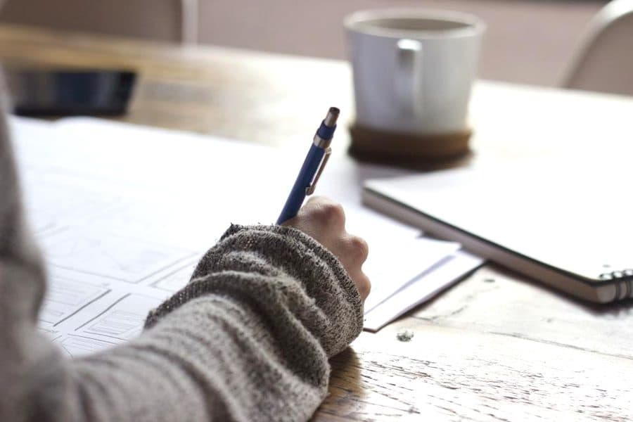 Üzerinde defter ve kalem bulunan çalışma masası